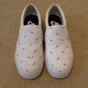 Nike slip on’s 7.5 woman’s 6 men’s